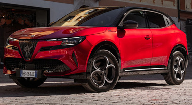 Alfa Romeo Junior Ibrida Sport Speciale, l'edizione speciale del Biscione solo per il Giappone