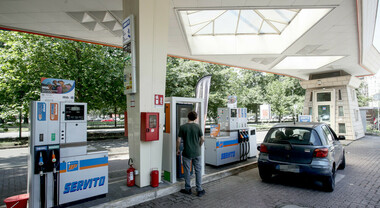 Carburanti, in calo il prezzo: gasolio a 2,084 euro al litro. Verde a 1,990 euro su rete stradale, diesel 2,159 e benzina 2,065 in autostrada