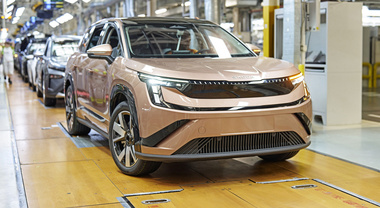 Skoda avvia la produzione del nuovo Peaq. Il maxi Suv elettrico a sette posti &egrave; realizzato a Mlad&aacute; Boleslav