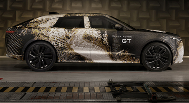 La Range Rover ha un nuovo vestito, debutta la sportiva GT zero emission con una linea filante da coup&egrave;