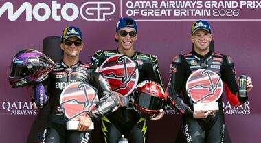Aprilia sbanca Silverstone, terzo triplete dopo qualifiche e gara Sprint: vince Fernandez, Bezzecchi ancora sul podio