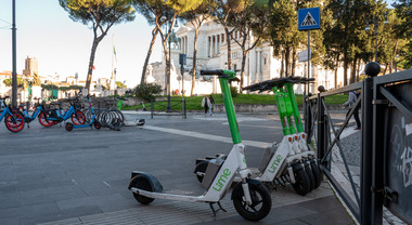Monopattini elettrici, pi&ugrave; traumi cranici e lesioni interne di moto e bici. Lo dice la scienza (e i dati)