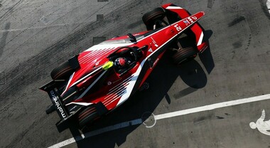 FE, De Vries (Mahindra) primeggia nelle libere. Sfida Porsche tra Wehrlein e Dennis e problemi al break by wire per Evans (Jaguar)