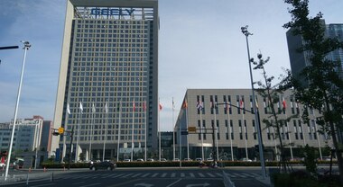 Geely, da record i risultati del semestre e nuove nomine al vertice: al centro l'elettrico e l'Europa