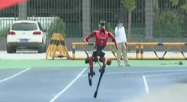 Robot cinese corre i 100 metri in 9,32 secondi: battuto il record di Bolt