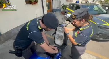 Motorini elettrici venduti come e-bike: maxi sequestro della Guardia di Finanza