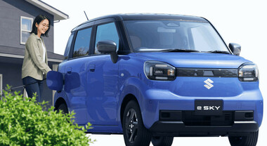 Suzuki svela e-Sky, la sua prima kei car 100% elettrica. Debutto in autunno per recuperare terreno sul mercato dei mini-EV