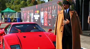 Hamilton arriva a Monza sulla Ferrari F40 appena restaurata