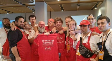 A Monza arriva la &ldquo;pizza Antonelli&rdquo; creata dai ragzzi di PizzAut, Kimi la assaggia: &laquo;&Egrave; deliziosa&raquo;