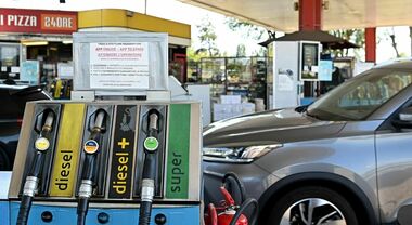 Rialzo carburanti annulla benefici sconti. Governo verso proroga taglio accise fino al 10 settembre