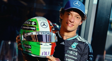 Kimi Antonelli celebra Valentino Rossi e l'Italia a Monza con casco dedicato: &laquo;A casa corriamo con colori speciali&raquo;