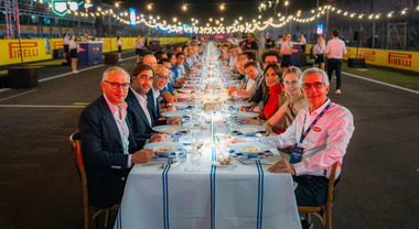 F1: prima di sfidarsi a Monza, i piloti a cena insieme sul rettilineo. Riunito tutto il paddock sulla griglia di partenza