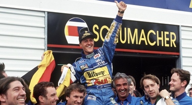 Schumacher idolatrato a Monza, tra caschi, auto e documentari. A 30 anni dal suo arrivo in Ferrari
