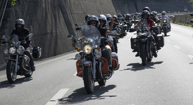 Moto Guzzi, una festa da oltre 60mila persone a Mandello. Alla parata 1.500 moto dell'Aquila e anche il team Aprilia Racing