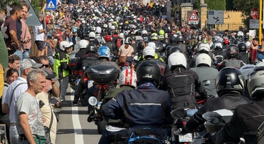 Moto Guzzi, 60mila a Mandello per la nuova fabbrica e il museo: che successo per le GMG 2026. Il nostro racconto da Mandello del Lario
