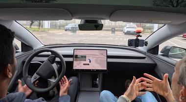 Tesla FSD, la sicurezza stradale &egrave; a un passo. Il prossimo 6 ottobre la UE si esprimer&agrave; sul sistema di guida assistita