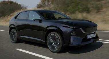 Mazda CX-6e, il Suv elettrico ultra tecnologico