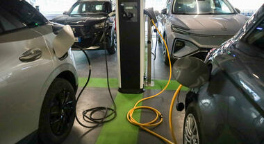 Auto elettriche, al via il bonus colonnine domestiche. Urso: &laquo;Necessario per transizione industriale&raquo;