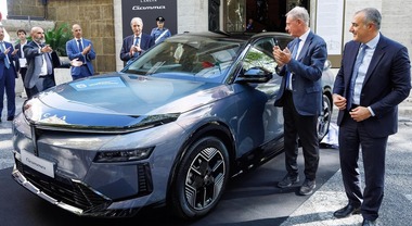 Urso: &laquo;Gamma simbolo di rilancio dell'auto italiana&raquo;. La nuova ammiraglia Lancia nella sede del Mimit