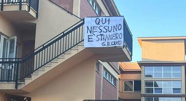 "Qui nessuno è straniero", lo striscione al liceo Grassi di Latina