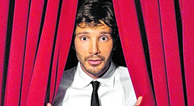 Sanremo 2027, ecco come sarà: «Tre vere finali». Più spazio allo show di De Martino, giovani verso l’access: ipotesi Affari Tuoi