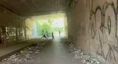 Nel covo infernale di Tor Sapienza tra gli “zombie” affamati di crack