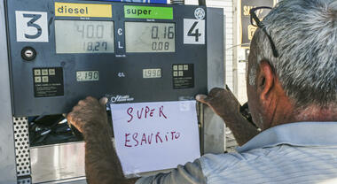 Carburanti in calo: prezzo medio self benzina a 2,048 euro al litro, gasolio a 2,242 euro