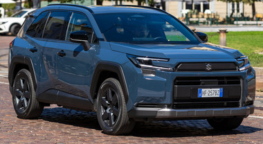 Suzuki Across, un passo avanti. La 2&deg; generazione del Suv plug in ha una sola versione completissima