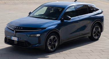 Gamma, l'ammiraglia Lancia. Il crossover fastback costruito a Melfi &egrave; ibrido ed elettrico