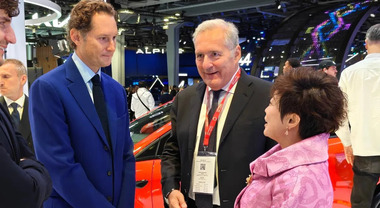 Elkann in visita al Salone dell'auto di Parigi fa tappa da Byd e incontra Stella Li e Altavilla
