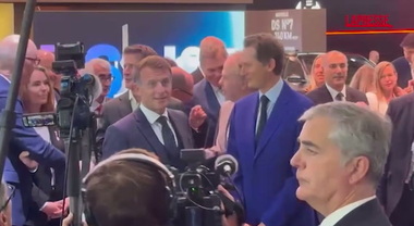 Salone dell'auto di Parigi, Macron visita padiglione Stellantis con Elkann e Filosa