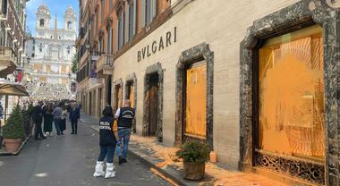 Vernice sui negozi delle griffe in via Condotti, lo sfregio dei vandali: denunciate sedici persone