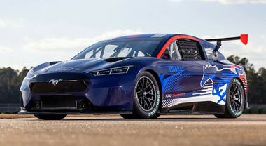 Ford Mustang Mach-E Nascar, al via la rivoluzione elettrica delle corse su ovale