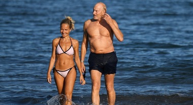 Alessandra Masi e Charles Dance completamente nudi in spiaggia a ...
