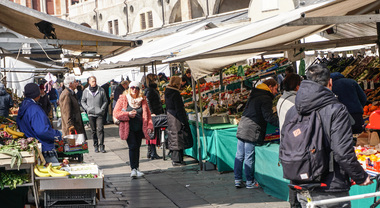 Mercati chiusi clearance oggi