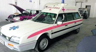 Usa l'ambulanza come auto: nei guai