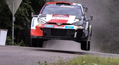 Evans su Toyota trionfa nel Rally Finlandia. Neuville su Hyundai secondo, torna sul podio anche il giapponese Katsuta