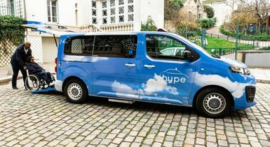 Stellantis e Hype presentano a Parigi una flotta di 50 taxi a idrogeno accessibili alle sedie a rotelle