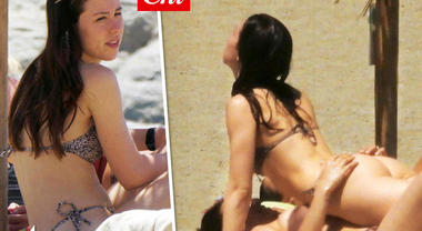 Aurora Ramazzotti hot, giochi proibiti in spiaggia con l'amica ...