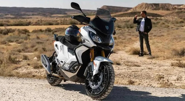 Peugeot XP400, lo scooter che strizza l’occhio alle auto. Ispirato al design delle 4 ruote del Leone, ha motore da 36,7 cv