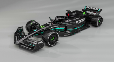 Mercedes W14, nella freccia per la F1 2023 torna la livrea nero carbonio