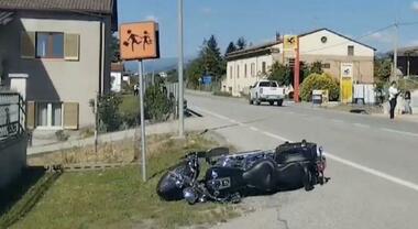 Cane sbuca sulla strada, travolto da una moto: ferito 58enne