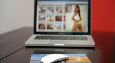 Operaia pubblica un suo video porno su internet per ripagare un ...