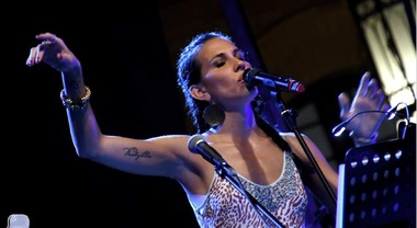 La cantautrice ascolana Elis e il nuovo video: «Canto i palpiti ...