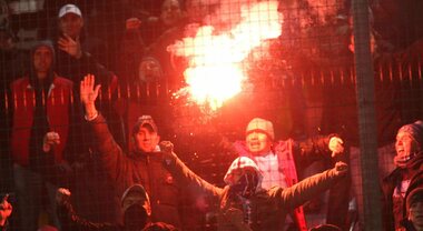 Fumogeni allo stadio e furti, la stretta del Questore: Daspo per 15 tifosi