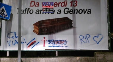 Gianluca Vialli, oltraggio a Genova: imbrattato cartellone pubblicitario  con scritte e colori blucerchiati