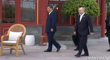 Passeggiata in un parco di Pechino Xi Jinping e Vladimir Putin