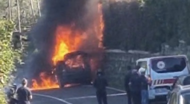 Piano di Sorrento, auto in fiamme: traffico in tilt verso la costiera  amalfitana