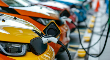 Aumentano immatricolazioni di auto elettriche in Europa ad aprile: +14,8%. Quota mercato stabile intorno al 12%