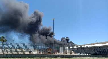 Incendio a borgo San Donato: a fuoco magazzino e deposito di barche
